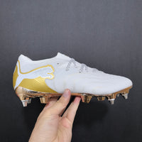 Chuteira Puma Future 9 Ultimate FG White Gold Pack Trava Mista